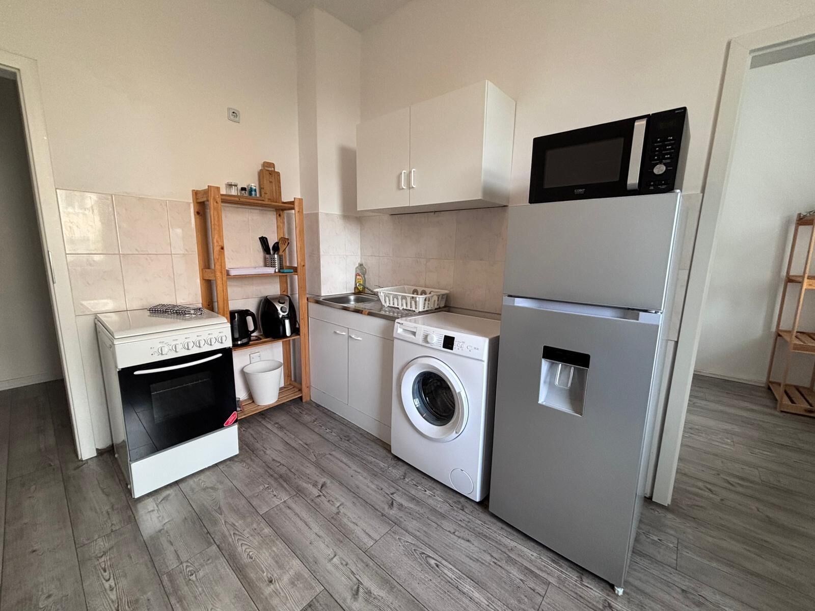 Jääkaappi, uuni, liesi, leivänpaahdin