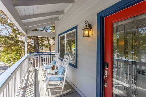 Lake Retreat – Spa, AC, Fenced Yard, Walk to Lake!