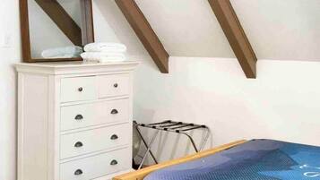 3 camere, una scrivania, ferro/asse da stiro, culla da viaggio