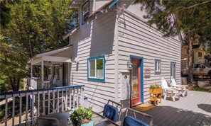 Outdoor dining - Lake Retreat – Spa, AC, Fenced Yard, Walk to Lake! (Lake Arrowhead)