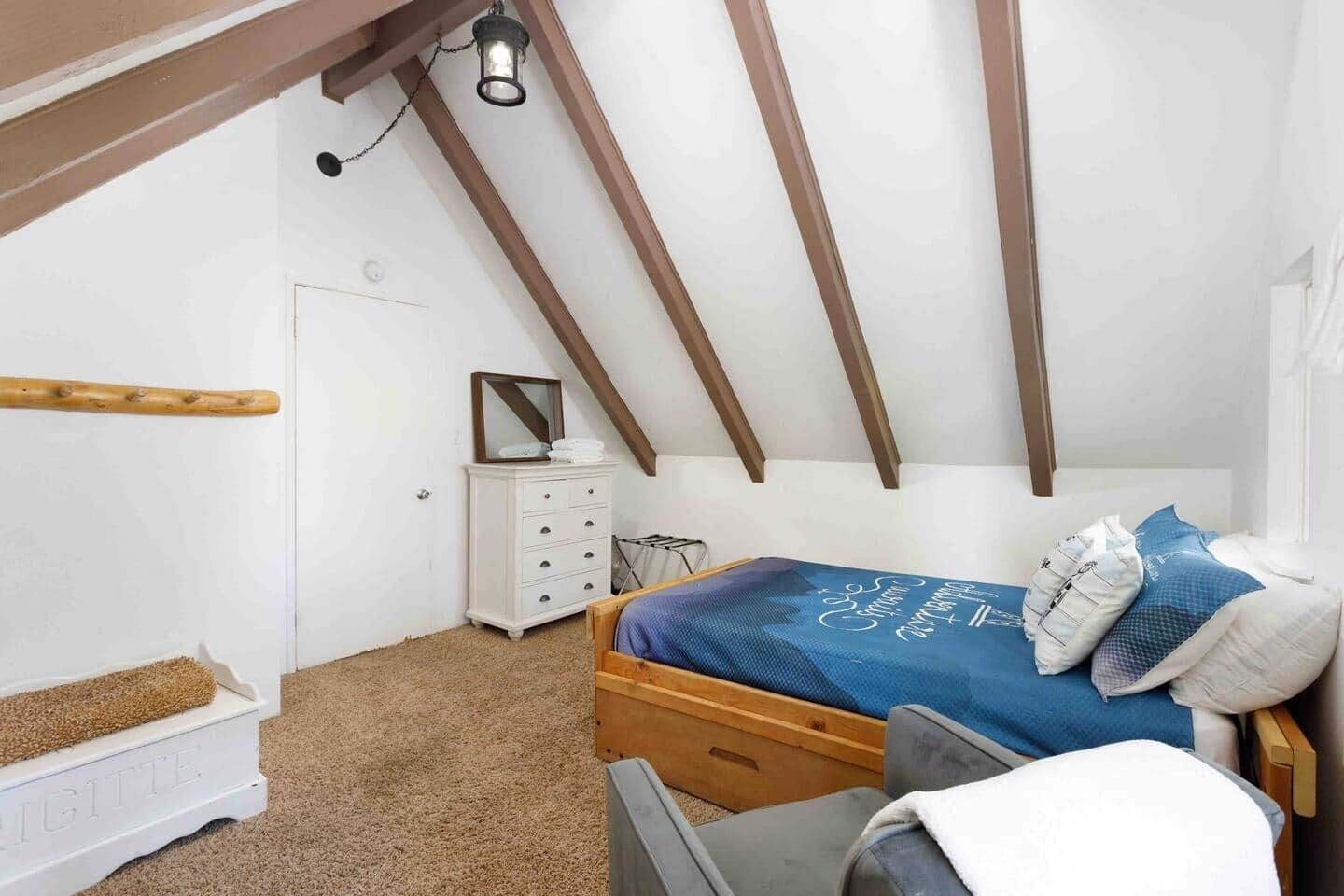 3 間睡房、書桌、熨斗/熨衫板、可攜式嬰兒床