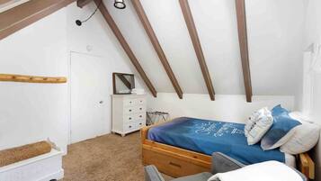 3 bedrooms, desk, iron/ironing board, travel crib