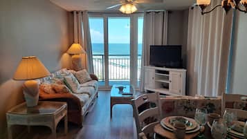 Condo de lujo | Área de sala de estar | Smart TV de 42 pulgadas con canales por cable, televisión y Netflix