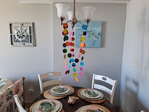 Condo luxueux | Repas dans la chambre