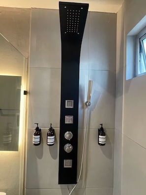 Dusche, Handtücher, Seife, Shampoo