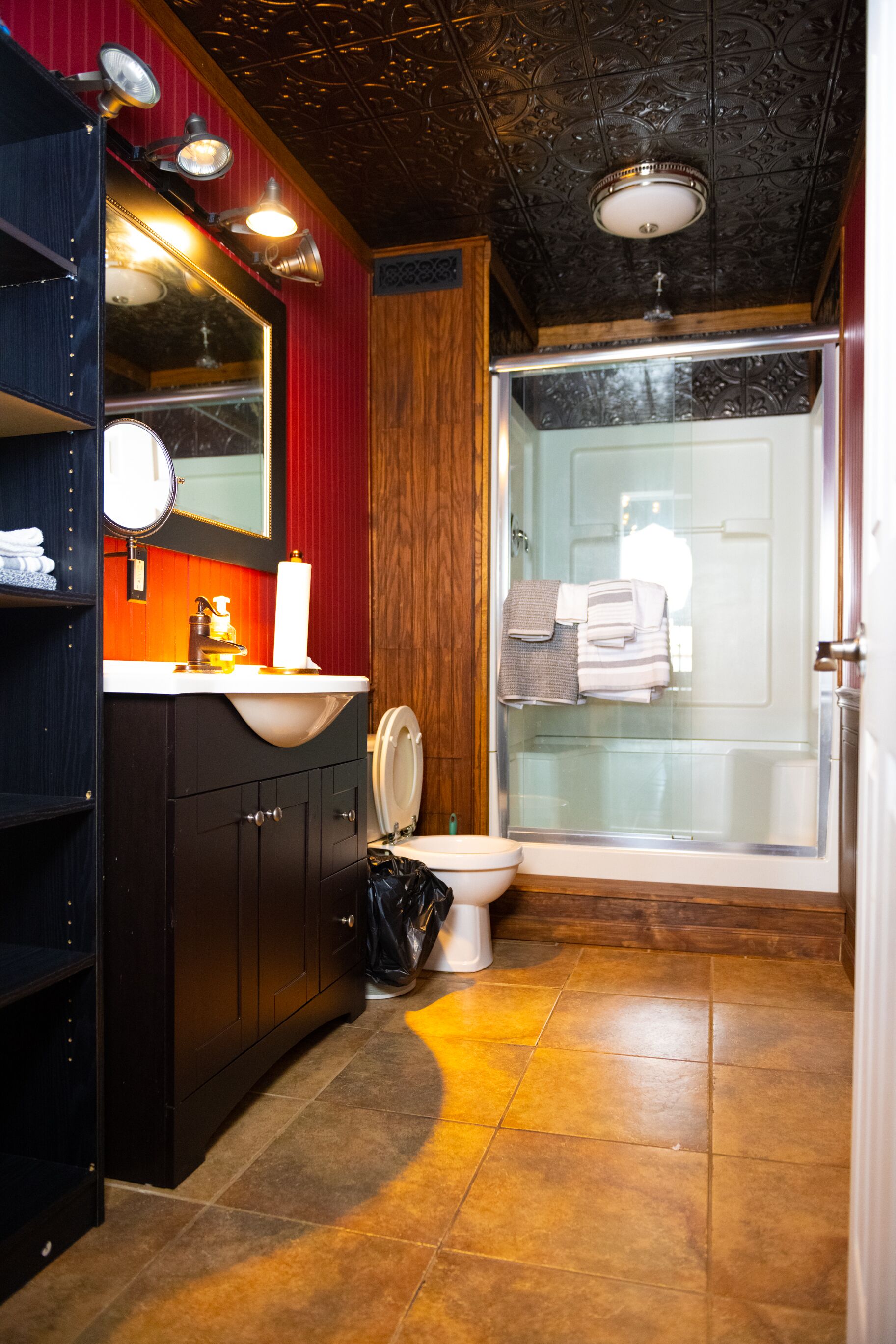 Douche, sèche-cheveux, serviettes fournies, papier toilette