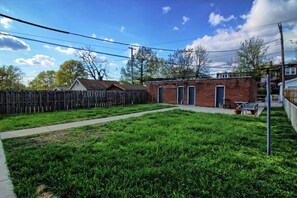 Property grounds - Gorgeous Minimalist Gem w/ Fenced Backyard + W/D (Saint Louis)