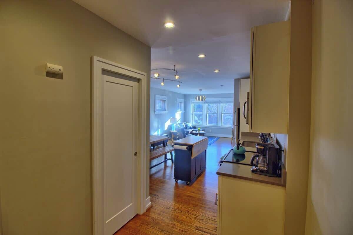 Una cocina con mostrador, ventana y puerta.