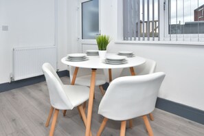 Huis, privébadkamer | Restaurant