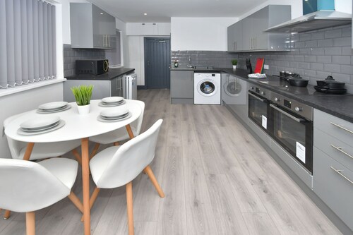 Townhouse @ 24 Brunswick Place Stoke