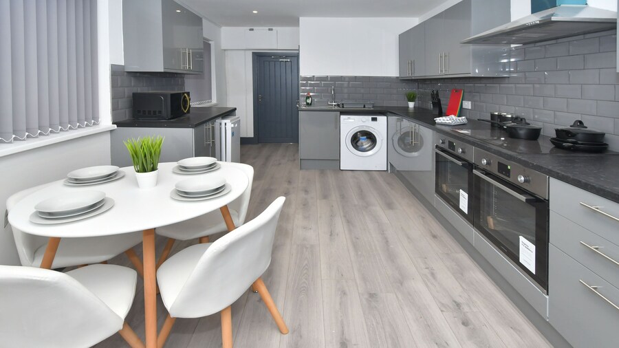 Townhouse @ 24 Brunswick Place Stoke