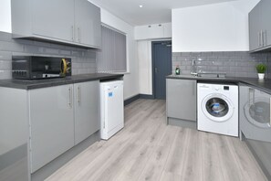 Maison, salle de bains privée | Cuisine partagée