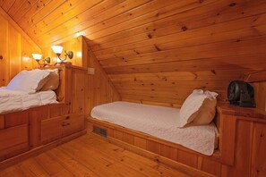 2 bedrooms, desk, travel cot, free WiFi
