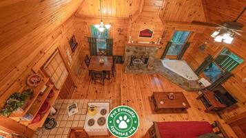 2 soverom, skrivebord, reiseseng for barn og wi-fi (inkludert)