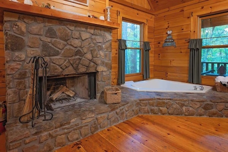 内装. Cherokee private cabin in Riverside Resort