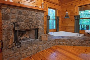 Interior - Cherokee Ridge | Cabin near the Ocoee River (Benton)