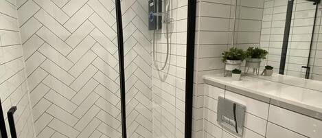 Luxury Apartment, Ensuite | Bathroom