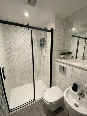 Luxury Apartment, Ensuite | Bathroom - Kempston Suites Liverpool Apartment 4 (Liverpool)