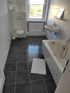 Combined shower/tub, hair dryer, towels, soap - flat for 5 ★ in Zeitz close to Gera & Altenburg ★ (Zeitz)