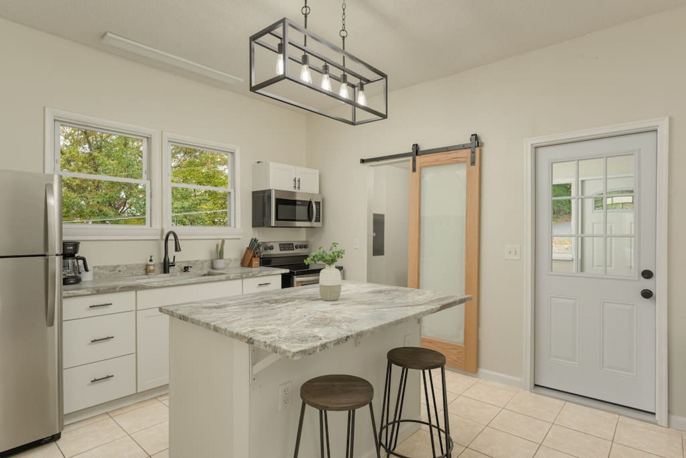 Réfrigérateur, micro-ondes, four, plaque de cuisson