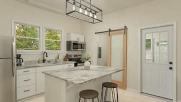 Een koelkast, een microgolfoven, een oven, een kookplaat