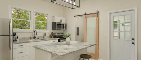 Réfrigérateur, micro-ondes, four, plaque de cuisson