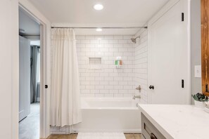 Bañera con ducha, secador de pelo, toallas, jabón