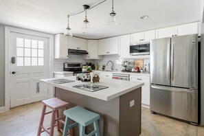 Réfrigérateur, four à micro-ondes, un four, lave-vaisselle