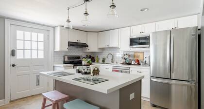 3BDR Eclectic Apartment - For Families - Quiet - just walk to Tulane University