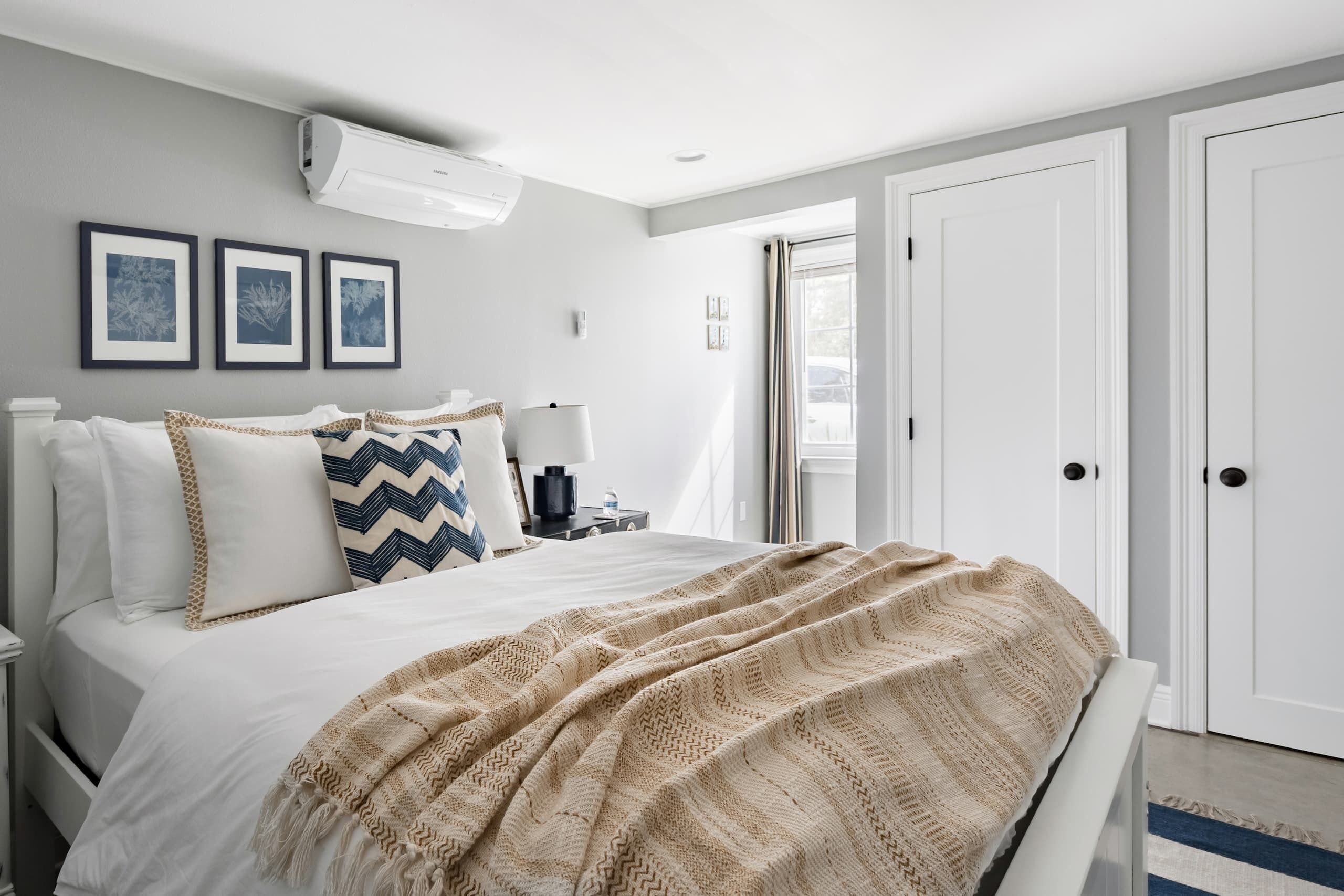 3 chambres, bureau, fer et planche à repasser, lit de bébé portatif