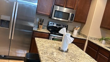 Køleskab, mikrobølgeovn, ovn, kogeplade