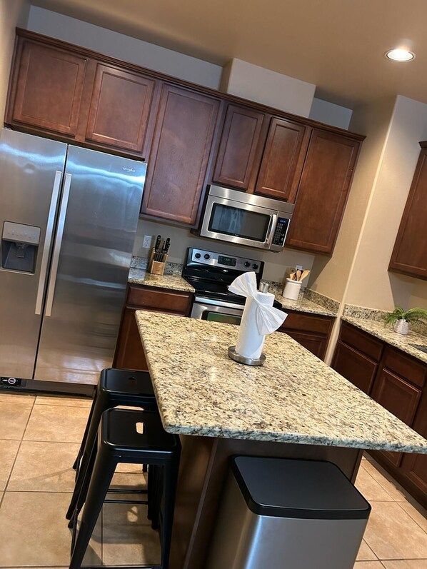 Køleskab, mikrobølgeovn, ovn, kogeplade