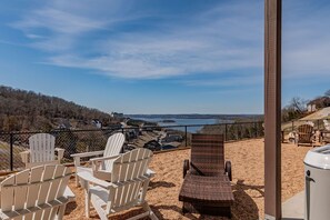 Terrace/patio - Lakeview Retreat w/ Backyard Fire Pit, Pvt Hot Tub, Dog-Friendly, Cmty Pools & Near Entertainment (Branson)