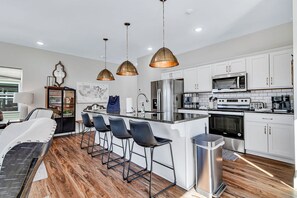 Fridge, microwave, oven, stovetop - Fire Pit in Backyard_Private Hot Tub_Close to Entertainment_Lake View_Dog Friendly-Cmty Pools (Branson)