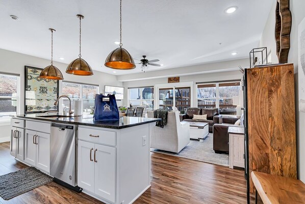 Interior - Fire Pit in Backyard_Private Hot Tub_Close to Entertainment_Lake View_Dog Friendly-Cmty Pools (Branson)