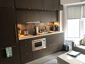 Réfrigérateur, micro-ondes, plaque de cuisson, lave-vaisselle