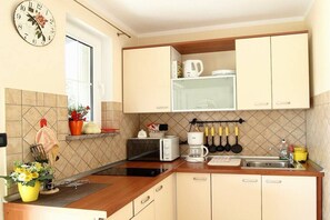 Refrigerador, microondas, placa de cocina, cafetera/tetera