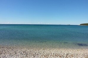 Una playa cerca