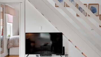 3 bedrooms, desk, iron/ironing board, WiFi