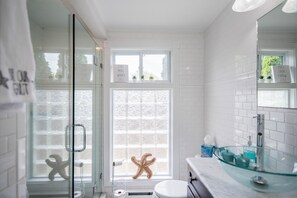 Douche, sèche-cheveux, serviettes fournies, savon