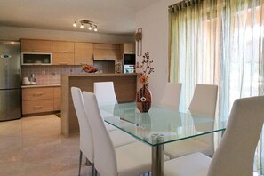 Dining - Apartment with pool for 5 persons (Gajana)