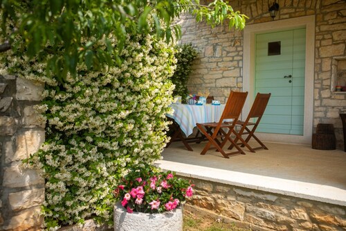 Istrian stone house for 3 near Rovinj