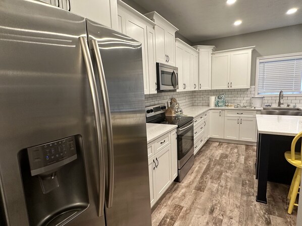 Réfrigérateur, four à micro-ondes, un four, surface de cuisson