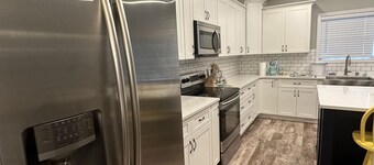 Peaceful House - 4 BR, Large Patio