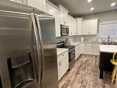 Peaceful House - 4 BR, Large Patio