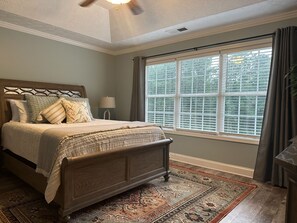 4 bedrooms, iron/ironing board, free WiFi, bed sheets