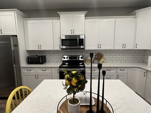 Réfrigérateur, four à micro-ondes, un four, surface de cuisson