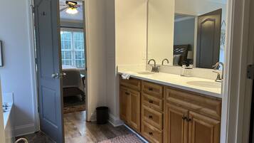 4 bedrooms, iron/ironing board, free WiFi, bed sheets