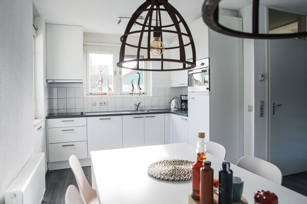 Køleskab, mikrobølgeovn, ovn, kogeplade
