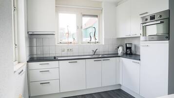 Frigorífico, microondas, horno y placa de cocina